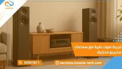 سماعات ستيريو منزلية حديثة بتصميم أنيق توفر تجربة صوت Hi-Fi نقية مع مضخم صوت وبلوتوث ضمن نظام صوتي متكامل في غرفة معيشة عصرية.