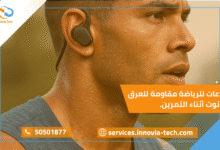 سماعات للرياضة مقاومة للعرق وبلوتوث على أذن رياضي أثناء الجري.