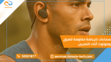 سماعات للرياضة مقاومة للعرق وبلوتوث على أذن رياضي أثناء الجري.