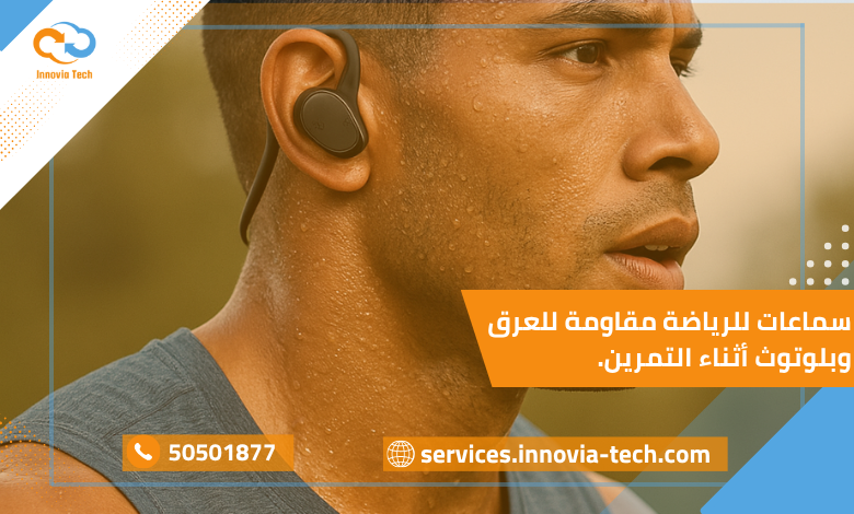 سماعات للرياضة مقاومة للعرق وبلوتوث على أذن رياضي أثناء الجري.