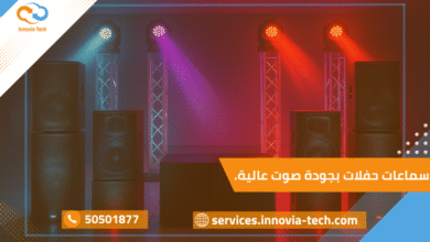 سماعات حفلات احترافية مزودة بإضاءة ملونة ومكبرات صوت قوية موزعة في قاعة حفلات حديثة، تعكس أجواءً حيوية وصوتًا عالي الجودة مثاليًا للمناسبات والفعاليات الموسيقية.