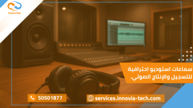 صورة تُظهر سماعات استوديو احترافية داخل غرفة تسجيل حديثة تُستخدم لإنتاج وتحرير الصوت بجودة عالية